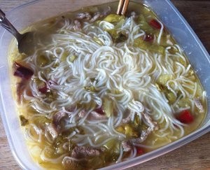 酸菜肉丝米线的做法