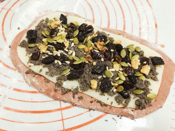 可可麻薯软欧 黑芝麻干果馅面包