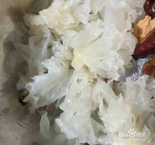 雪梨红枣银耳汤