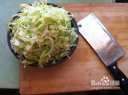 #我的拿手菜#教你烹饪美味的肉丝炒卷心菜
