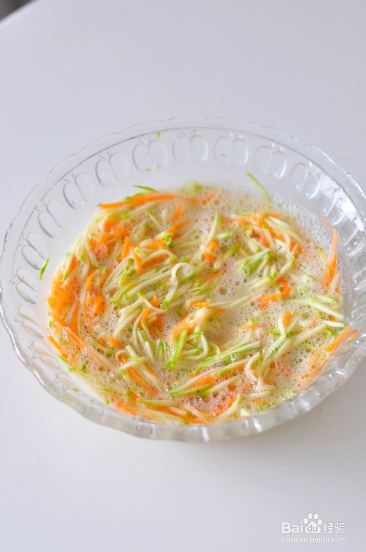 如何制作美味的西葫芦夹心饼