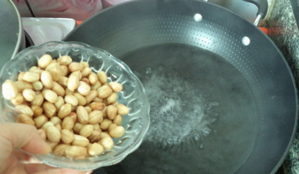 芹菜水煮花生米怎么做