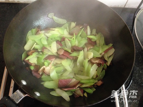 香辣腊肉片的做法