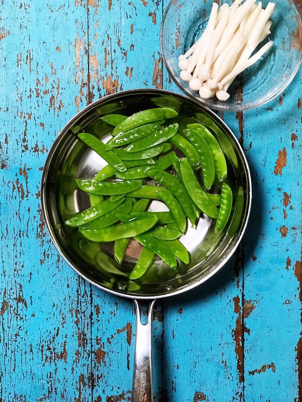 腊肠炒荷兰豆海鲜菇