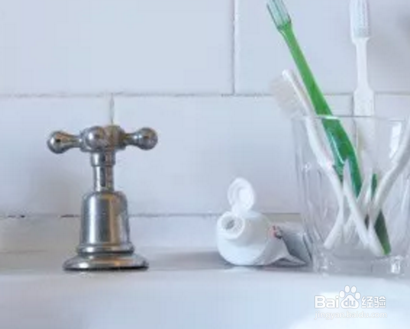 白墙发黄应该怎么处理？