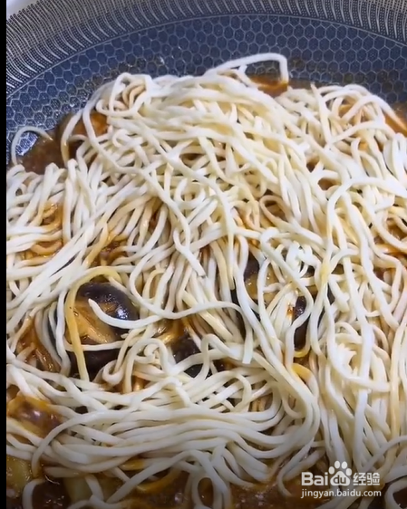 如何制作鸡腿焖面？