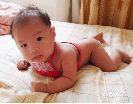 宝宝学爬行时要注意什么？