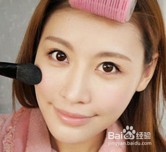 魅惑美妆：冬季化妆正确步骤教你打造水润暖妆容