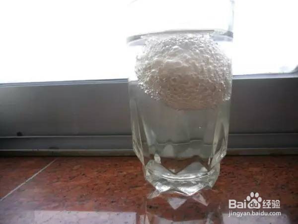 怎样让鸡蛋在水里浮起来