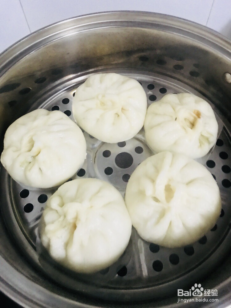一个人做芽菜肉包