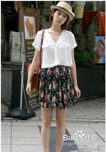 印花短裙的搭配方法