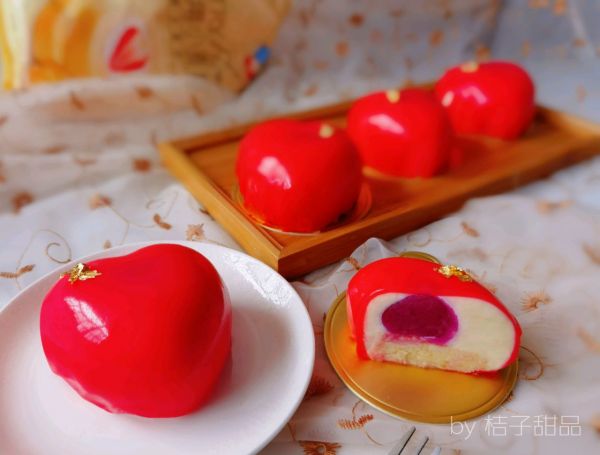 爱心白巧克力夹心慕斯蛋糕