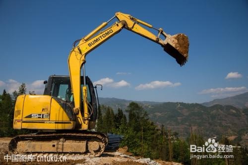 上海洋山港进口国外二手挖掘机该怎么操作?