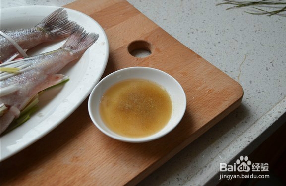 如何做出新鲜美味的清蒸鲈鱼?