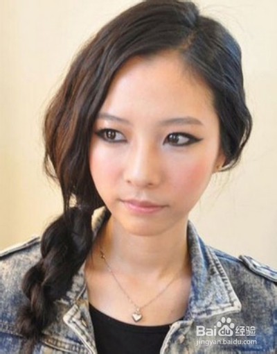 发型DIY：夏日清爽侧边扎发辫教程