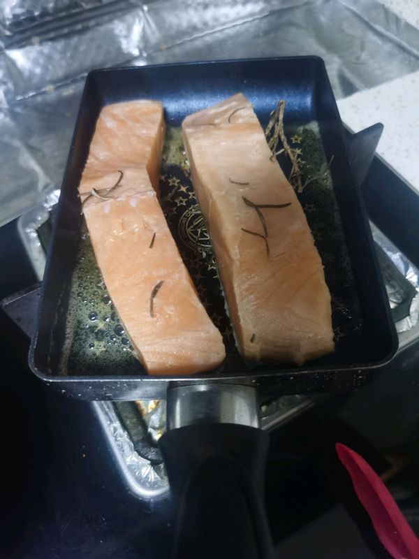 迷迭香煎三文鱼