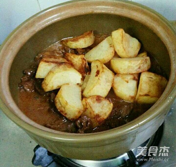 红酒土豆焖牛腩