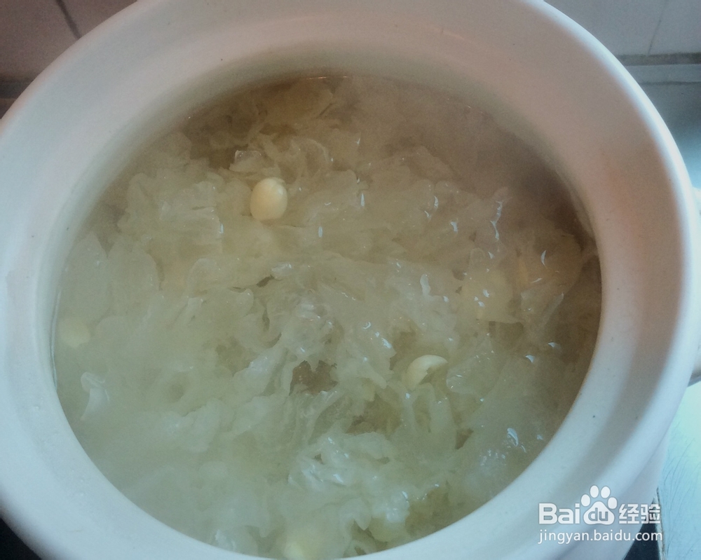 姨妈给我做银耳莲子羹胶