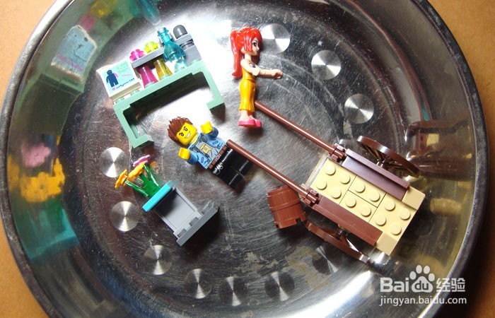 如何用积木搭建运输家具用品的场景