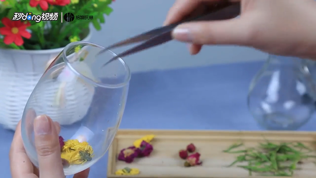 如何用旧灯泡改装成精致的小花瓶