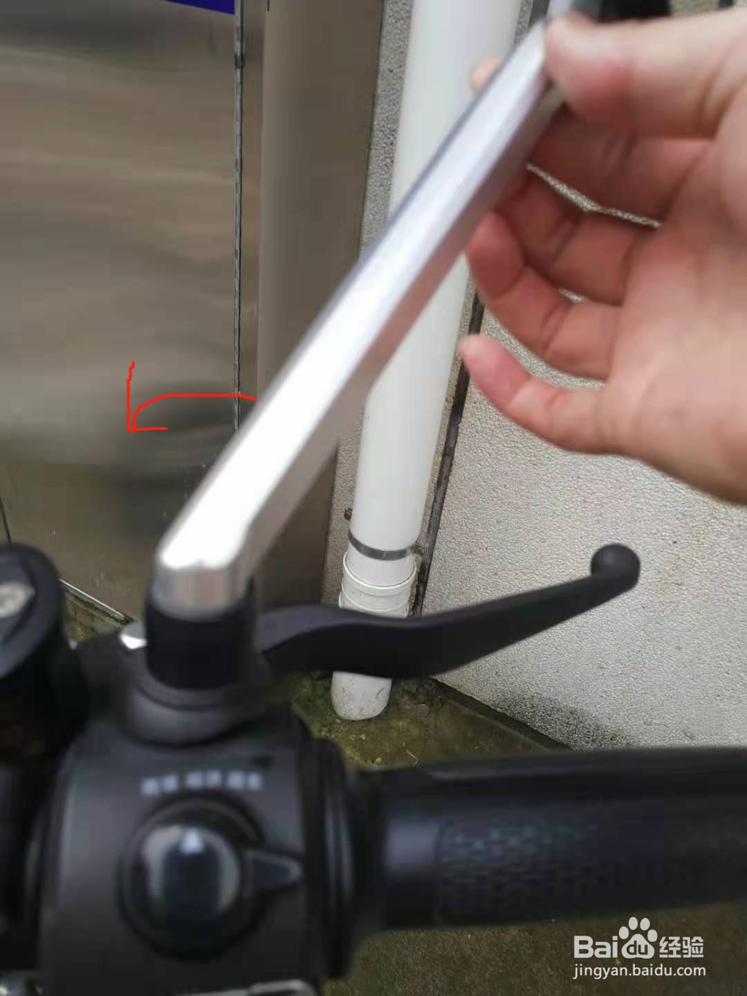 摩托车后视镜松了怎么变紧