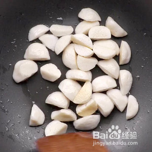 鱼丸炒油麦菜的做法