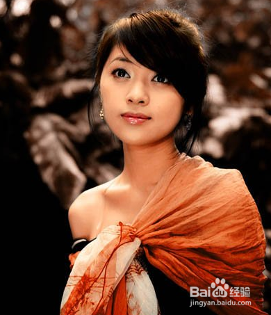 Photoshop调出橙褐色的外景个性美女图片？