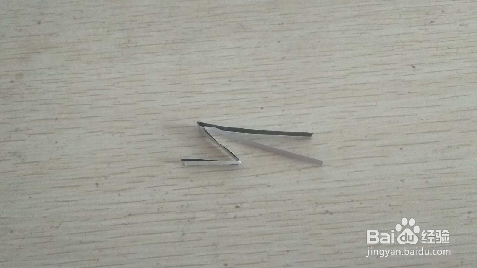 如何用细长的纸条和格尺做简易的中性笔的支架
