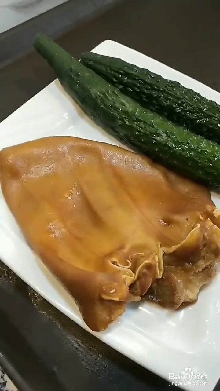 如何自制美味好吃的凉拌猪耳朵黄瓜