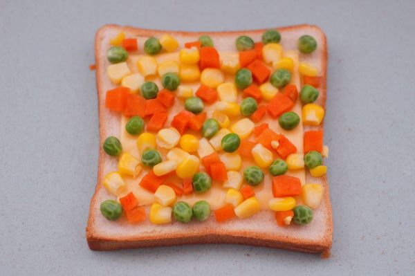 田园时蔬吐司披萨