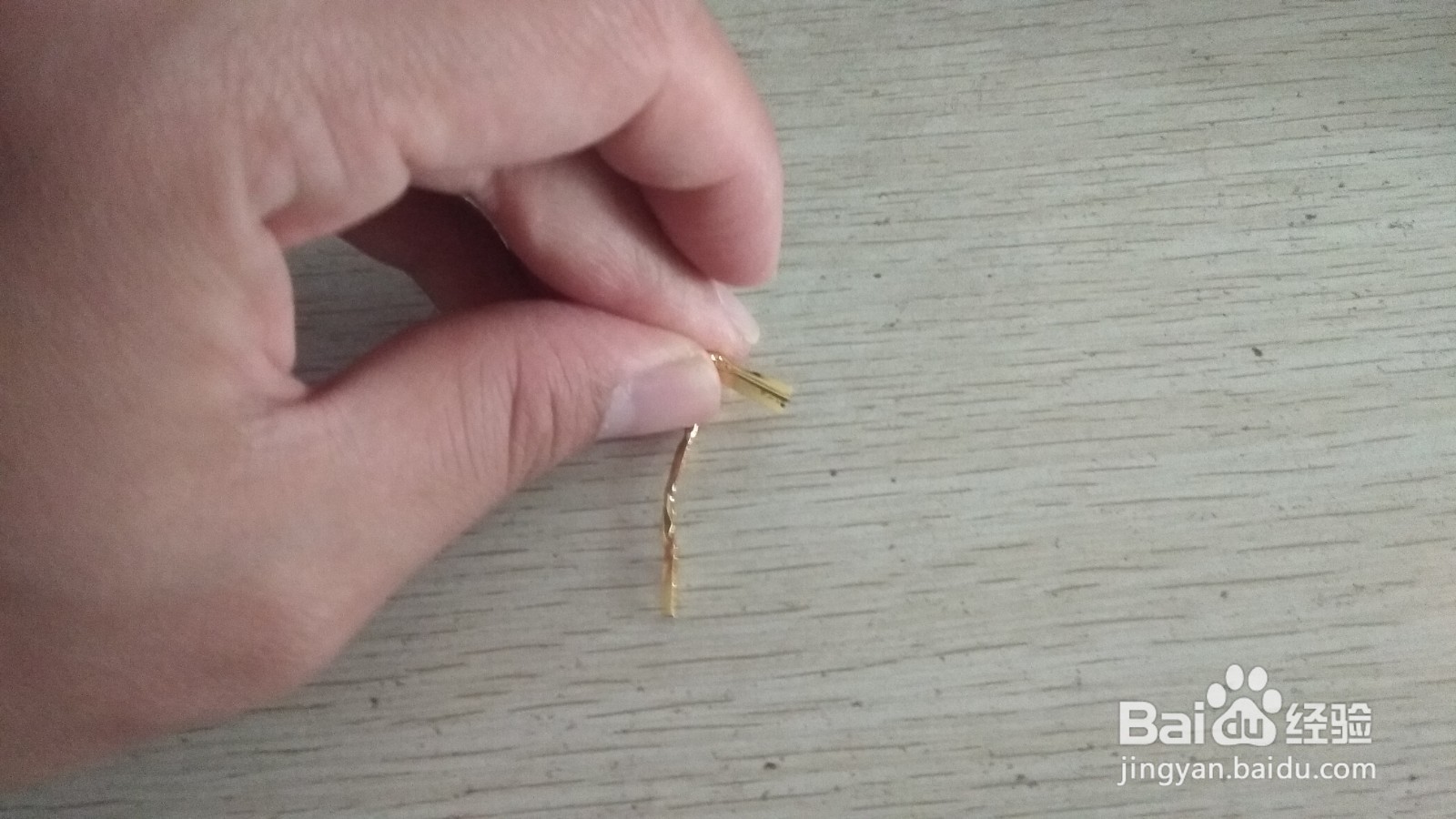 如何用面包袋绑绳和中性笔芯做简易的手机支架