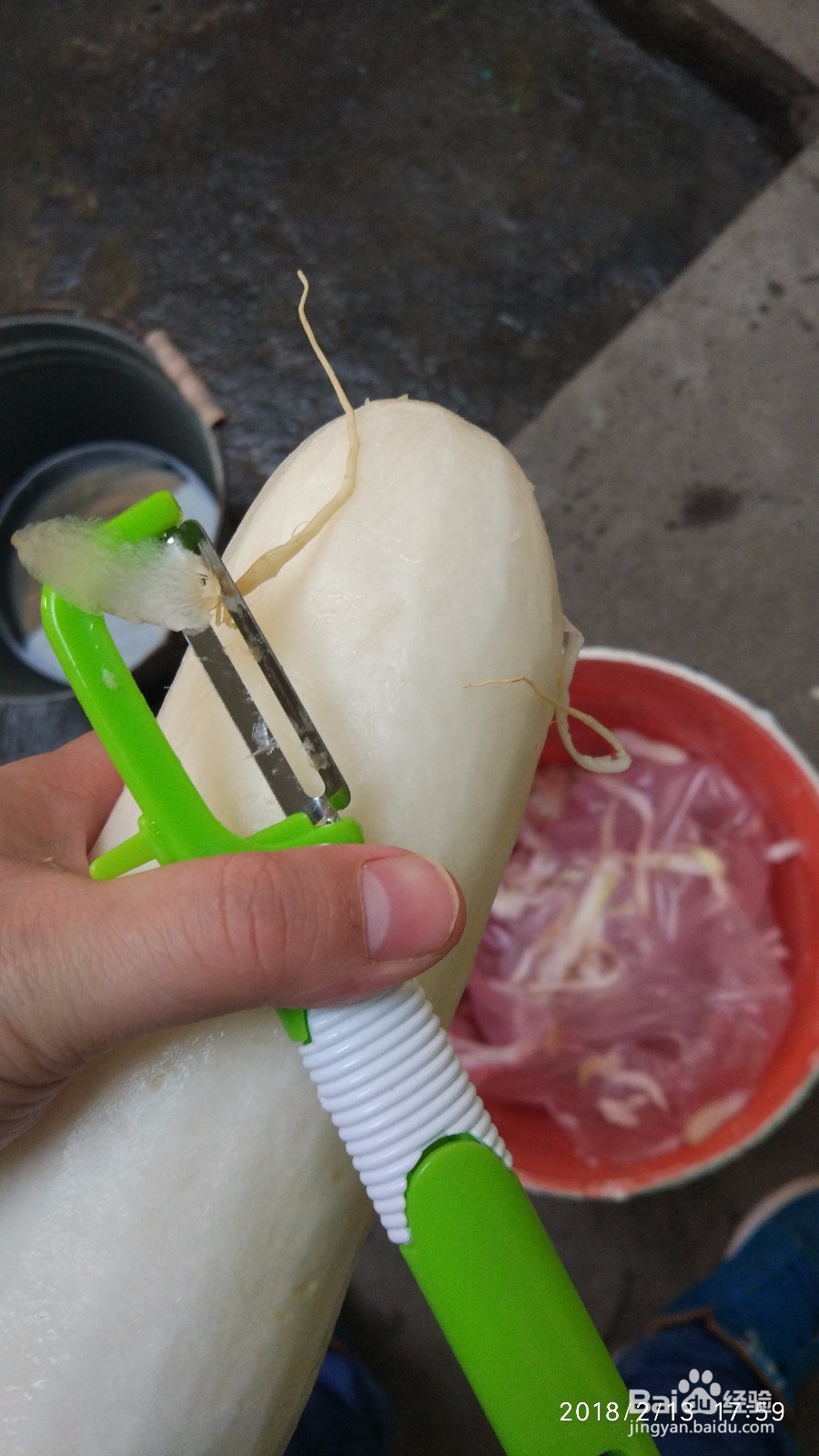 怎么用削皮刀削萝卜皮