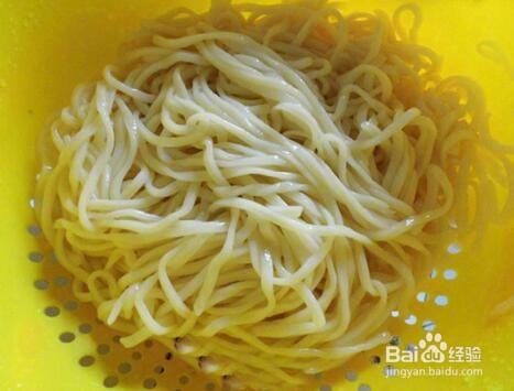 【私房炸酱面】教大家一种炸酱面的简单做法