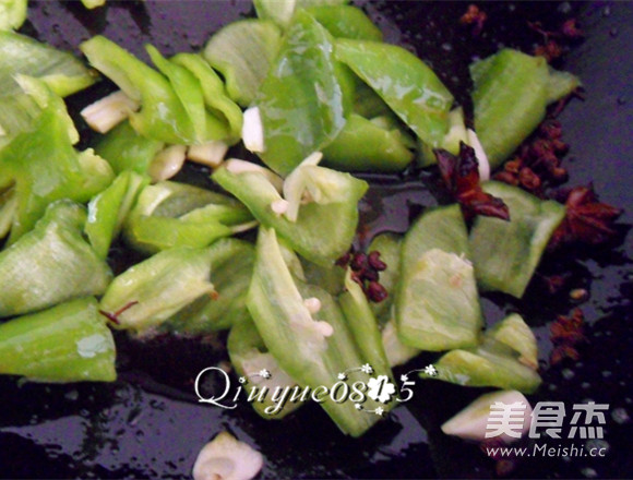 尖椒溜肥肠的做法