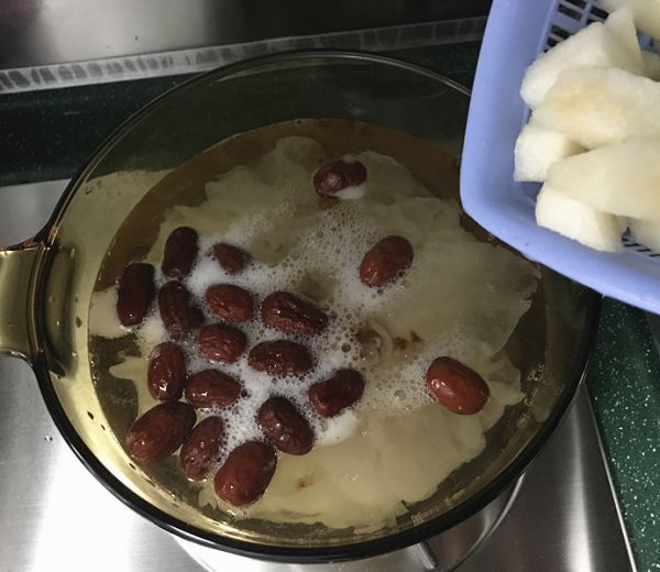 桃胶藏红花雪梨银耳汤