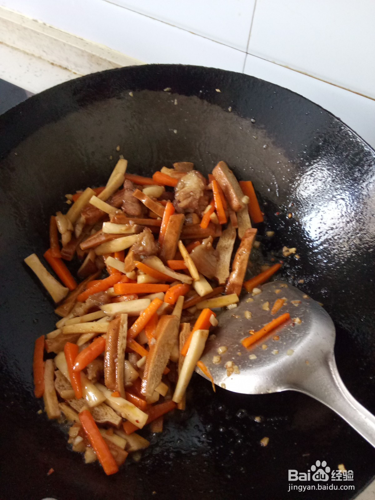 五花肉炒杏鲍菇豆干