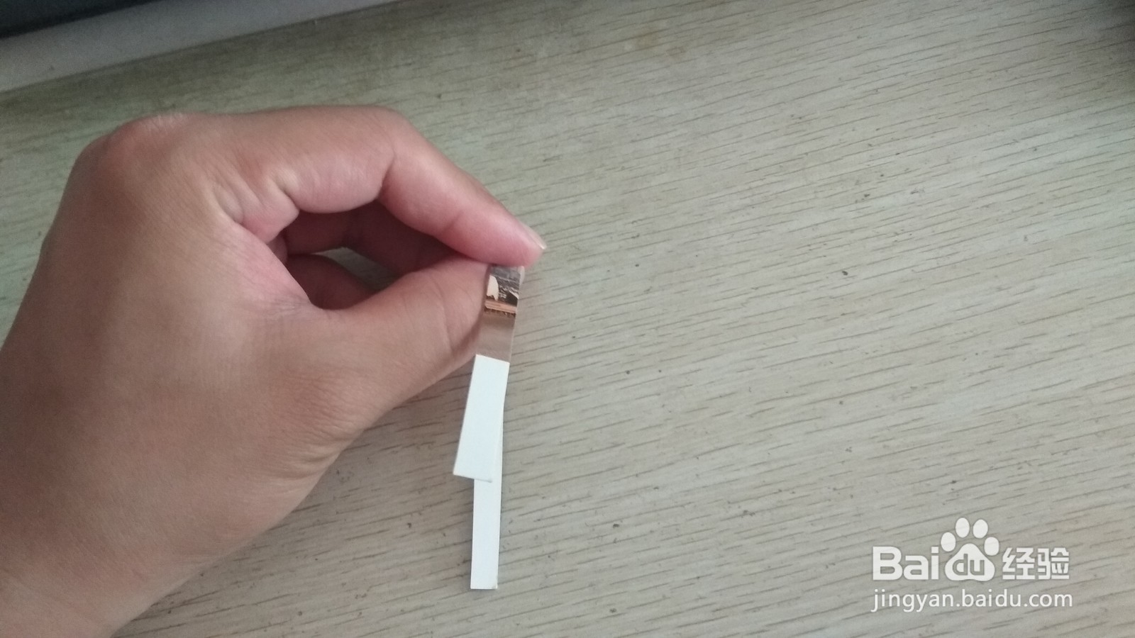 如何用一个细长的硬卡纸做简易的钢笔的支架