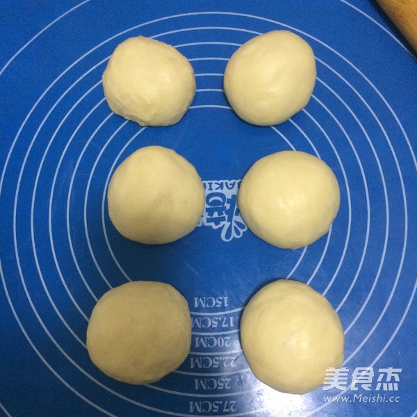 蜜豆餐包的做法