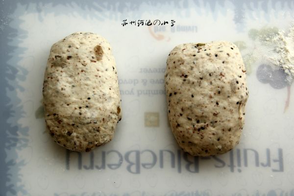 全麦黑芝麻面包