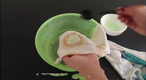 白色衣服上沾上巧克力牛奶洗不掉怎么办