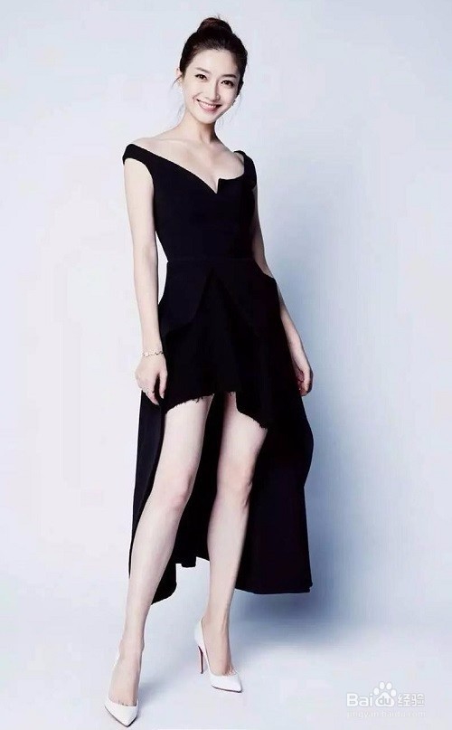 夏季小黑裙怎么搭配