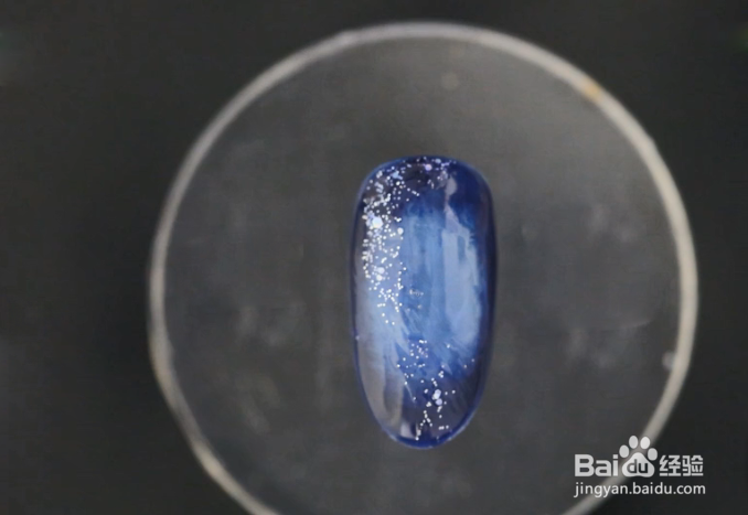 怎样做梦幻蓝底雪景指甲？