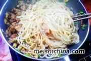 肉圆口蘑炒面条