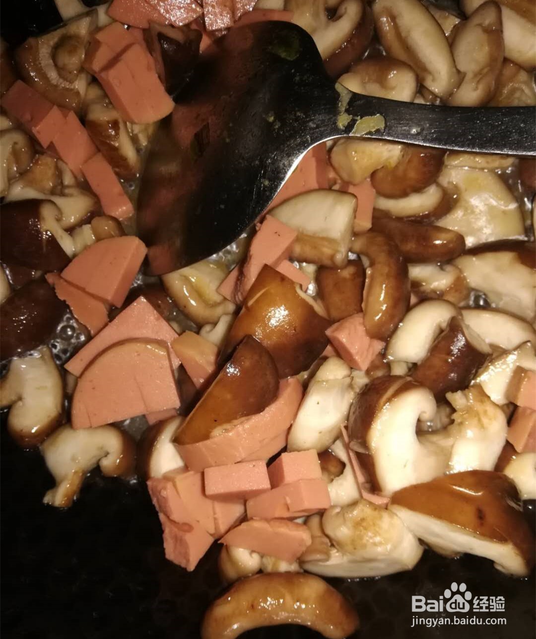 自制营养美味的下饭菜之爆炒香菇加香肠，很好吃