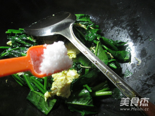 虾皮鸡蛋炒菠菜