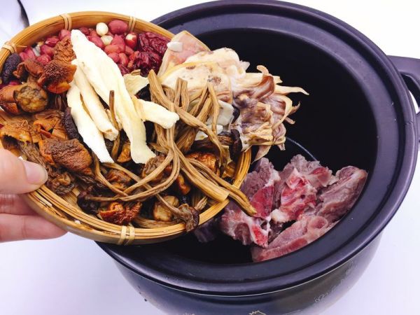 姬松茸茶树菇墨鱼汤