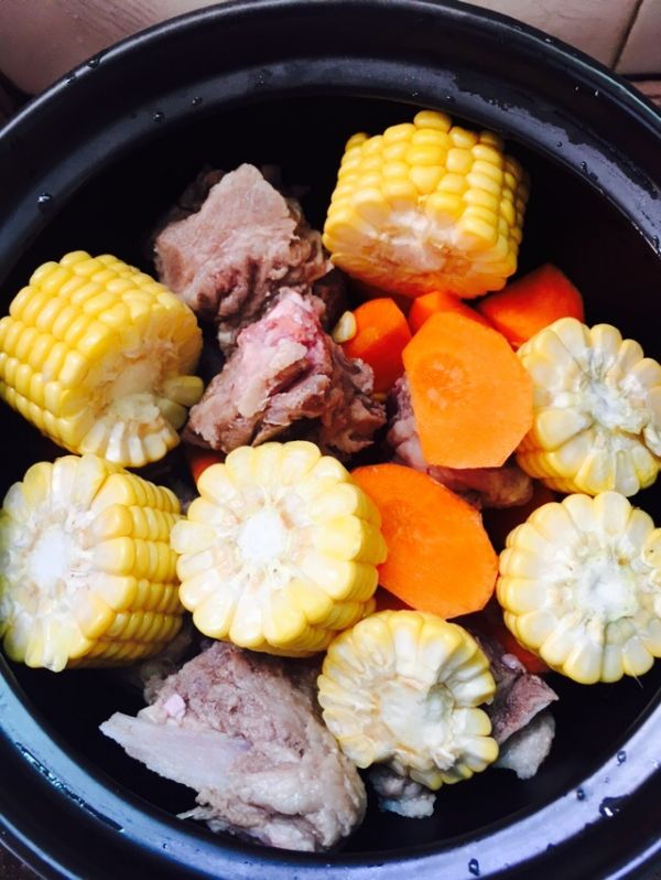 胡萝卜玉米骨头汤