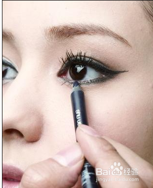 眼线新画法 能让眼睛放大2倍