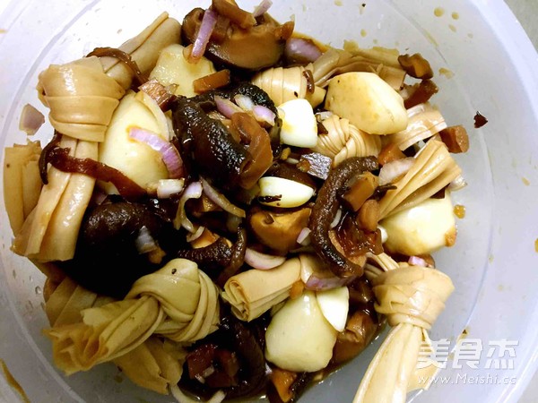 香菇土豆腊肠煲饭