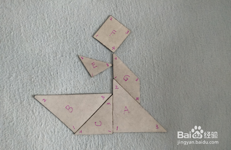 用七巧板怎样拼一个坐船上的女游客